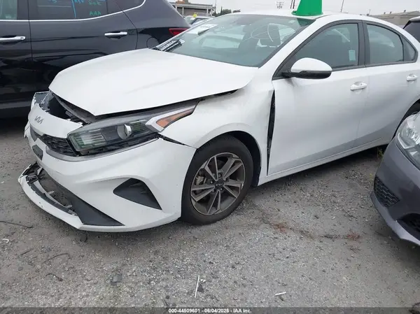 3KPF24AD5PE609857 2023 KIA FORTE - Image 2