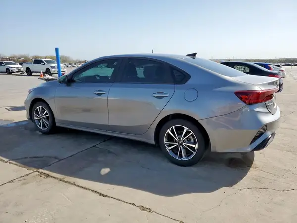 3KPF24AD5PE621930 2023 KIA FORTE - Image 2