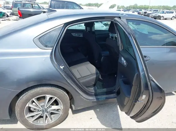 3KPF24AD5RE738846 2024 KIA FORTE - Image 8