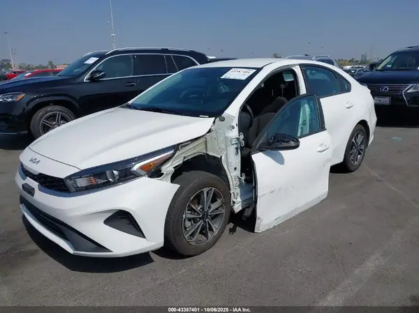 3KPF24AD5RE766856 2024 KIA FORTE - Image 2