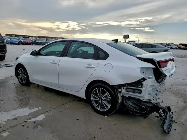 3KPF24AD5RE792597 2024 KIA FORTE - Image 2
