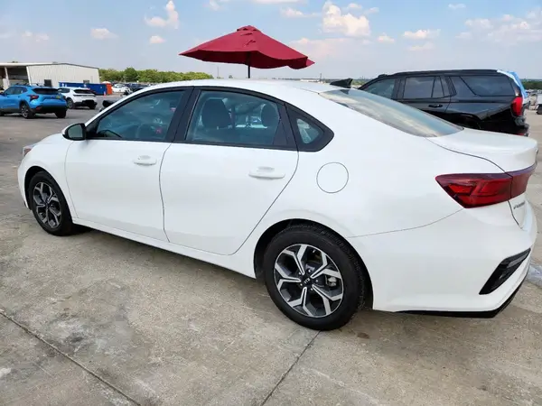 3KPF24AD6KE011348 2019 KIA FORTE - Image 2