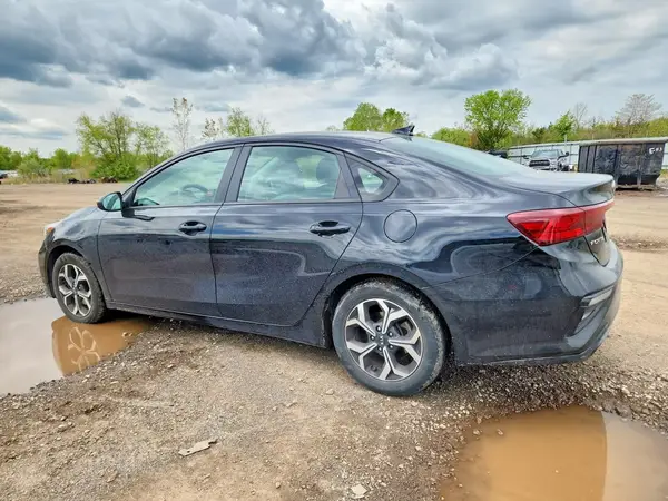3KPF24AD6KE137581 2019 KIA FORTE - Image 2
