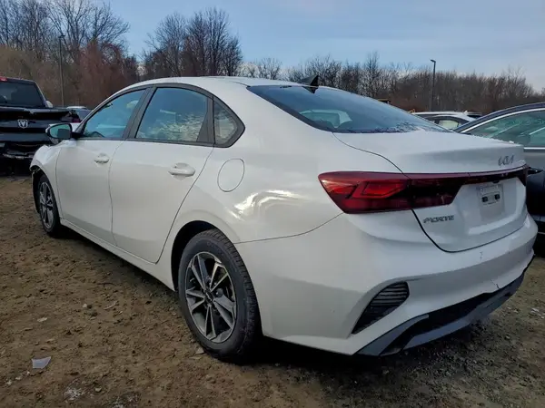 3KPF24AD6RE745966 2024 KIA FORTE - Image 2