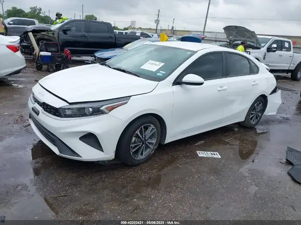 3KPF24AD6RE810427 2024 KIA FORTE - Image 2