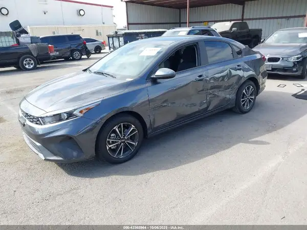 3KPF24AD6RE827566 2024 KIA FORTE - Image 2
