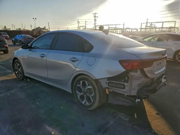 3KPF24AD7KE015604 2019 KIA FORTE - Image 2