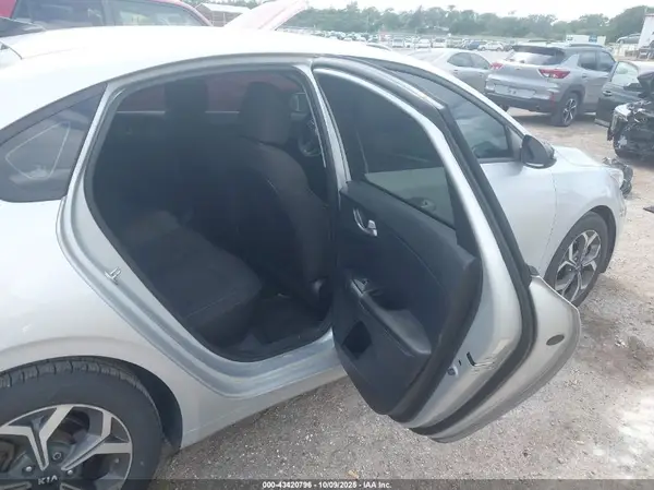 3KPF24AD7KE032595 2019 KIA FORTE - Image 8