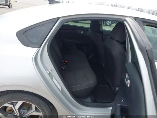 3KPF24AD7KE034041 2019 KIA FORTE - Image 8