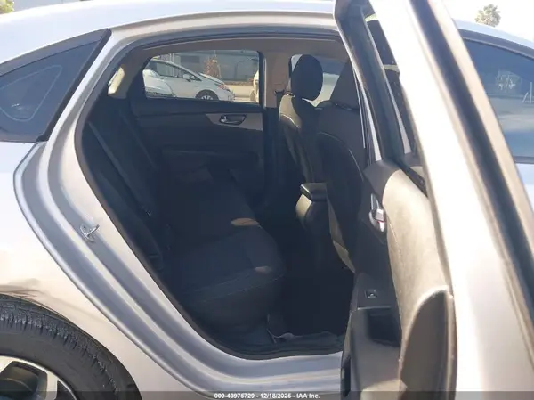 3KPF24AD7KE045105 2019 KIA FORTE - Image 8