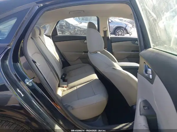 3KPF24AD7KE048702 2019 KIA FORTE - Image 8