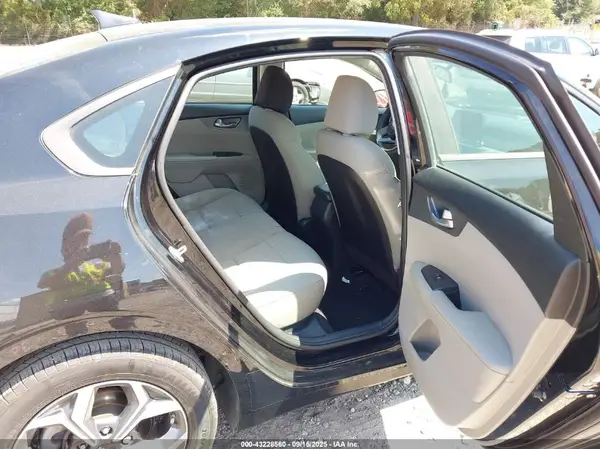 3KPF24AD7KE067637 2019 KIA FORTE - Image 8