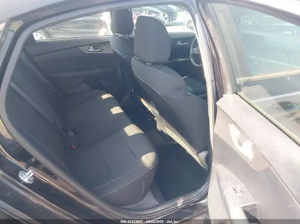 3KPF24AD7KE097611 2019 KIA FORTE - Image 8