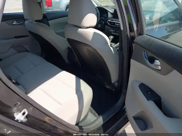 3KPF24AD7KE102404 2019 KIA FORTE - Image 8