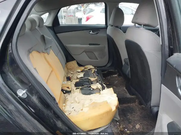 3KPF24AD7KE102726 2019 KIA FORTE - Image 8