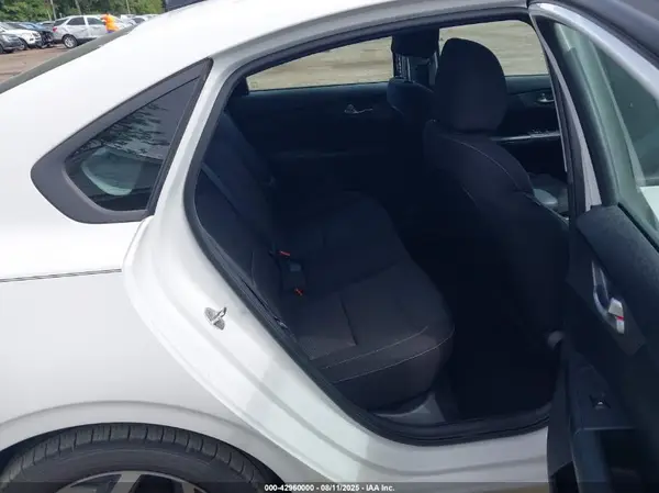3KPF24AD7KE103021 2019 KIA FORTE - Image 8