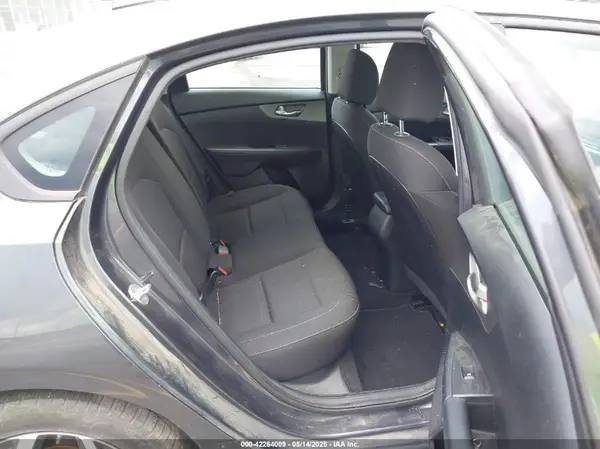 3KPF24AD7KE110759 2019 KIA FORTE - Image 8