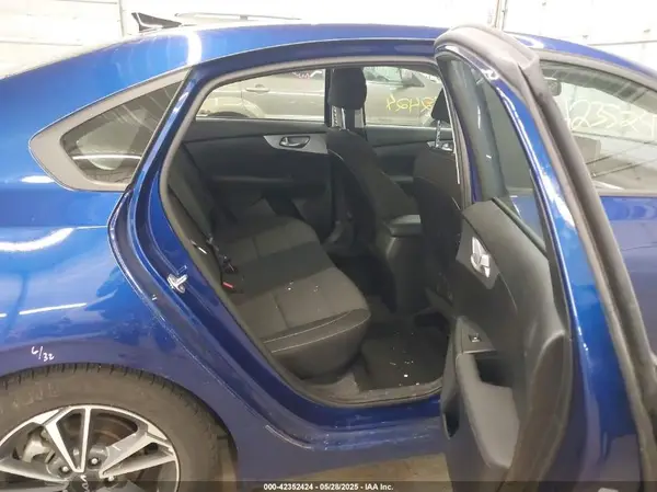 3KPF24AD7PE569555 2023 KIA FORTE - Image 8
