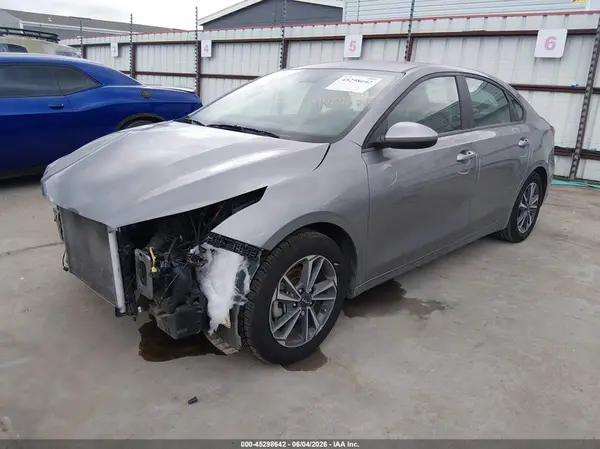 3KPF24AD7RE764025 2024 KIA FORTE - Image 2