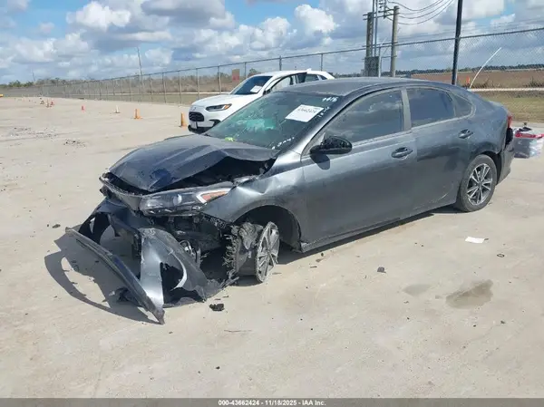 3KPF24AD7RE789815 2024 KIA FORTE - Image 2