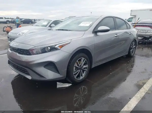 3KPF24AD7RE792813 2024 KIA FORTE - Image 2