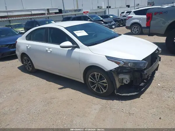 3KPF24AD7RE826880 2024 KIA FORTE - Image 1