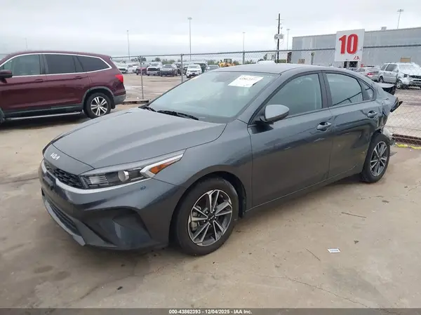 3KPF24AD7RE828290 2024 KIA FORTE - Image 2