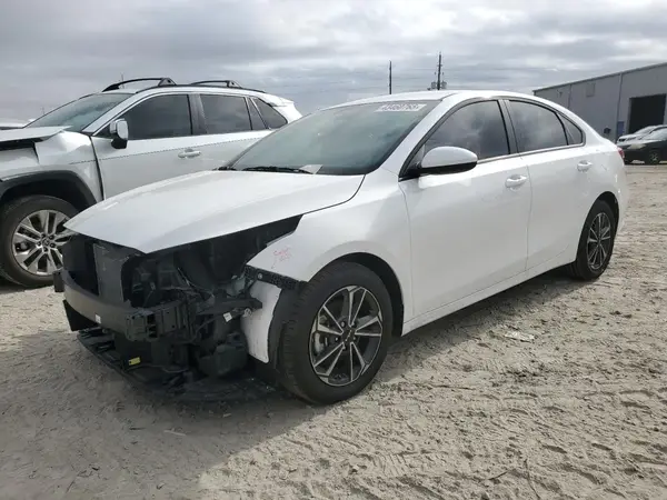3KPF24AD7RE833392 2024 KIA FORTE - Image 1