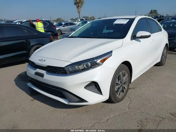 3KPF24AD7RE837443 2024 KIA FORTE - Image 2