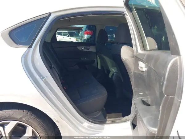 3KPF24AD8KE010248 2019 KIA FORTE - Image 8