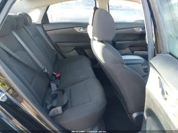 3KPF24AD8KE010637 2019 KIA FORTE - Image 8