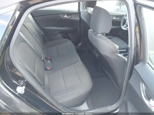 3KPF24AD8KE025395 2019 KIA FORTE - Image 8