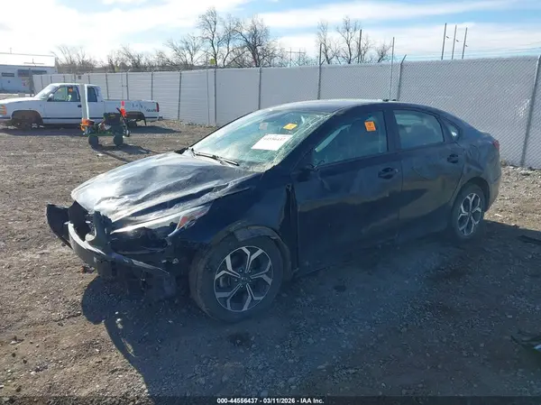3KPF24AD8KE030855 2019 KIA FORTE - Image 2