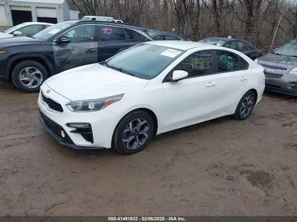 3KPF24AD8KE042696 2019 KIA FORTE - Image 2