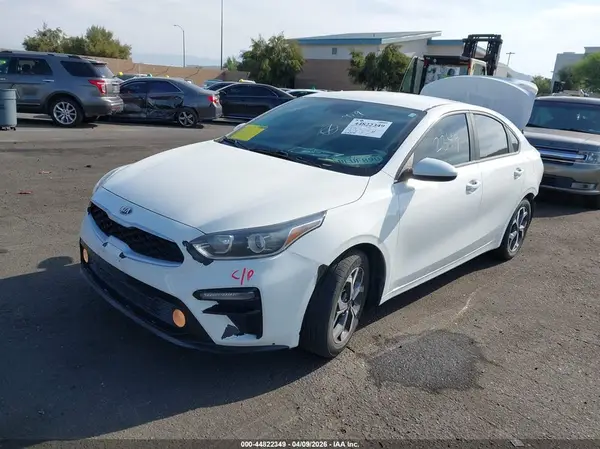 3KPF24AD8KE045744 2019 KIA FORTE - Image 2