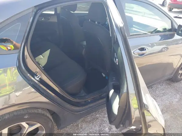 3KPF24AD8KE060132 2019 KIA FORTE - Image 8