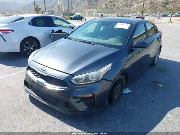 3KPF24AD8KE104761 2019 KIA FORTE - Image 2