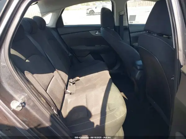 3KPF24AD8KE104761 2019 KIA FORTE - Image 8