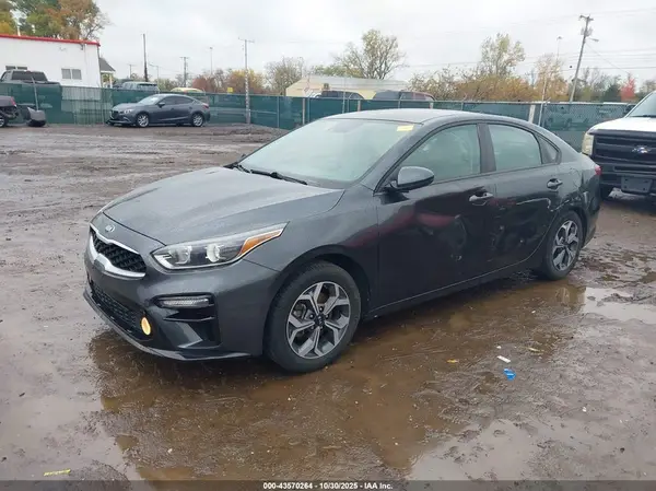 3KPF24AD8KE113895 2019 KIA FORTE - Image 2