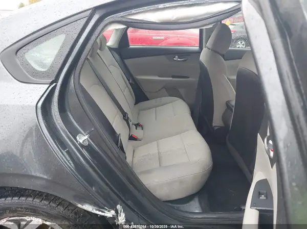 3KPF24AD8KE113895 2019 KIA FORTE - Image 8