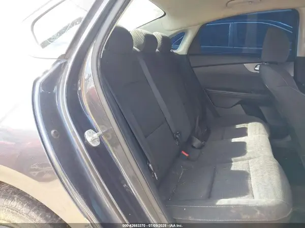 3KPF24AD8KE137632 2019 KIA FORTE - Image 8