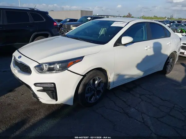 3KPF24AD8KE138683 2019 KIA FORTE - Image 2