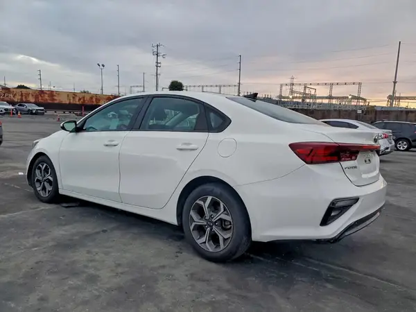 3KPF24AD8ME303389 2021 KIA FORTE - Image 2