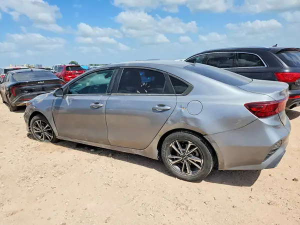 3KPF24AD8NE426806 2022 KIA FORTE - Image 2
