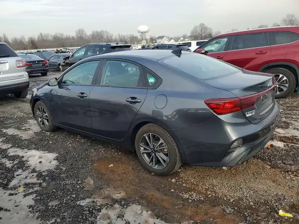 3KPF24AD8NE461801 2022 KIA FORTE - Image 2