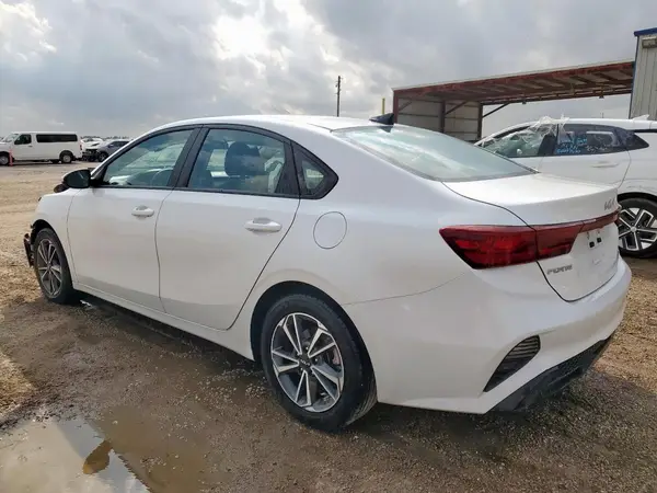 3KPF24AD8PE555583 2023 KIA FORTE - Image 2