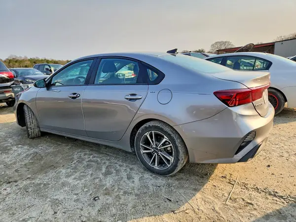 3KPF24AD8PE565546 2023 KIA FORTE - Image 2