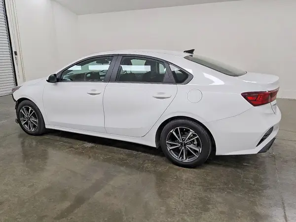 3KPF24AD8PE633750 2023 KIA FORTE - Image 2
