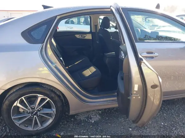 3KPF24AD8RE703752 2024 KIA FORTE - Image 8