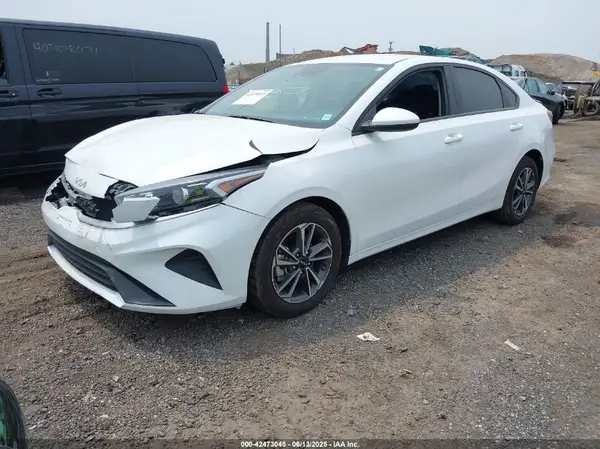 3KPF24AD8RE742602 2024 KIA FORTE - Image 2
